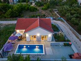 Nicoll With Pool, 50 m From the Beach