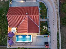 Nicoll With Pool, 50 m From the Beach