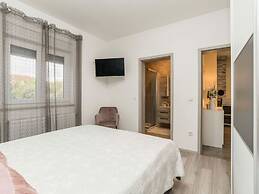 Nicoll With Pool, 50 m From the Beach