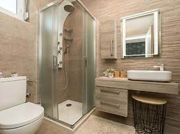 Nicoll With Pool, 50 m From the Beach