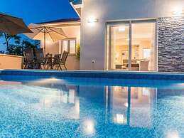 Nicoll With Pool, 50 m From the Beach