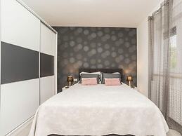 Nicoll With Pool, 50 m From the Beach