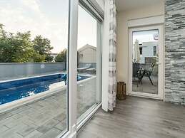 Nicoll With Pool, 50 m From the Beach