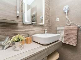 Nicoll With Pool, 50 m From the Beach