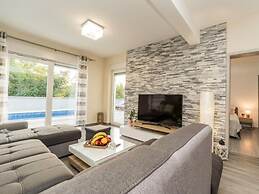 Nicoll With Pool, 50 m From the Beach