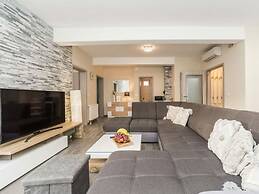 Nicoll With Pool, 50 m From the Beach