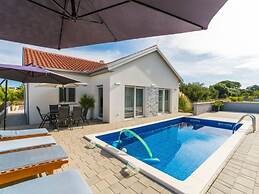 Nicoll With Pool, 50 m From the Beach