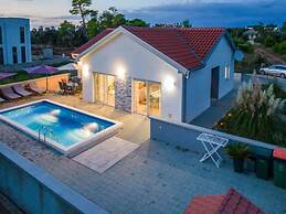 Nicoll With Pool, 50 m From the Beach