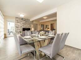 Nicoll With Pool, 50 m From the Beach