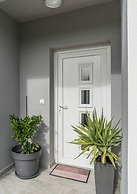 Nicoll With Pool, 50 m From the Beach