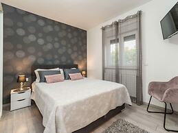 Nicoll With Pool, 50 m From the Beach