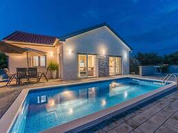 Nicoll With Pool, 50 m From the Beach