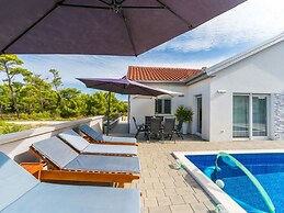 Nicoll With Pool, 50 m From the Beach