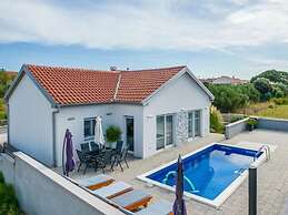 Nicoll With Pool, 50 m From the Beach