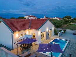 Nicoll With Pool, 50 m From the Beach