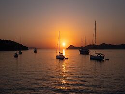 Villa Lola - Four Bedroom Villa With Sea View