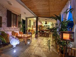 Villa Lola - Four Bedroom Villa With Sea View