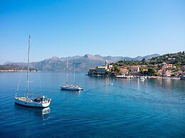 Villa Lola - Four Bedroom Villa With Sea View