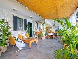 Villa Lola - Four Bedroom Villa With Sea View