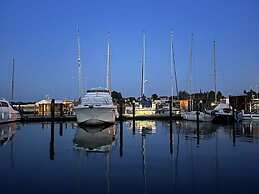 Premium Houseboat Blue Lagoon