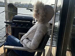 Premium Houseboat Blue Lagoon