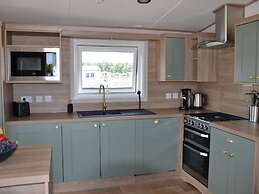 Nice Chalet on a Luxury Resort in Vlaanderen