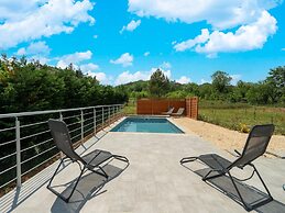 Cosy Holiday Home With Pool