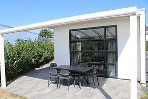 Modern Chalet With a Dishwasher in Lathum