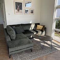 Modern Chalet With a Dishwasher in Lathum