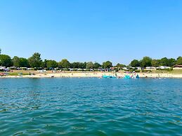 Modern Chalet With a Dishwasher in Lathum