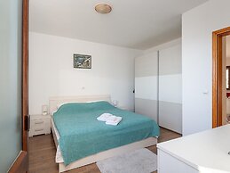Modern Apartment With Balcony and Garden