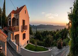 Modern Apartment With Balcony and Garden