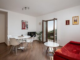 Modern Apartment With Balcony and Garden