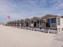 Holiday Home With Direct sea View, on the North Sea Beach of Wijk aan 
