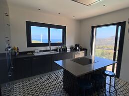 Beautiful Villa With Pool and sea View