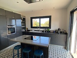 Beautiful Villa With Pool and sea View