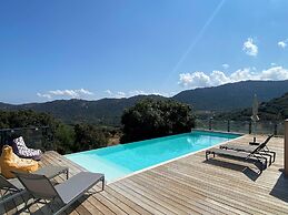 Beautiful Villa With Pool and sea View