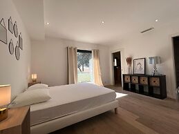 Beautiful Villa With Pool and sea View