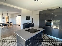 Beautiful Villa With Pool and sea View