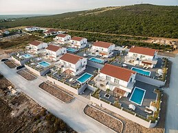 Comfort Villa With Swimming Pool and Terrace