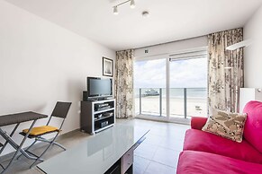 Beautiful Apartment on the sea Wall