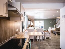 A gem of a Modern Retreat