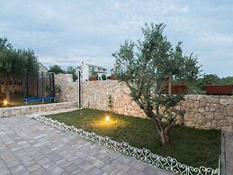 Apartments Mistral - Three Bedroom Apartment With Balcony and Shared P