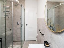 Apartments Mistral - Three Bedroom Apartment With Balcony and Shared P