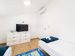 Apartments Mistral - Three Bedroom Apartment With Balcony and Shared P