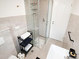 Apartments Mistral - Three Bedroom Apartment With Balcony and Shared P