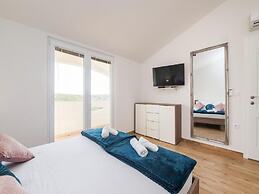 Apartments Mistral - Three Bedroom Apartment With Balcony and Shared P