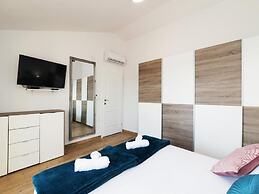 Apartments Mistral - Three Bedroom Apartment With Balcony and Shared P