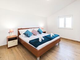 Apartments Mistral - Three Bedroom Apartment With Balcony and Shared P