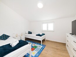 Apartments Mistral - Three Bedroom Apartment With Balcony and Shared P